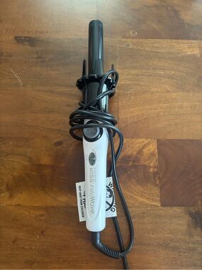 KISS InstaWave Automatic Curling Iron in White